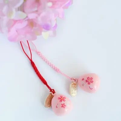  桜水琴鈴| 水琴窟の音色がする桜柄の鈴のお守りです。