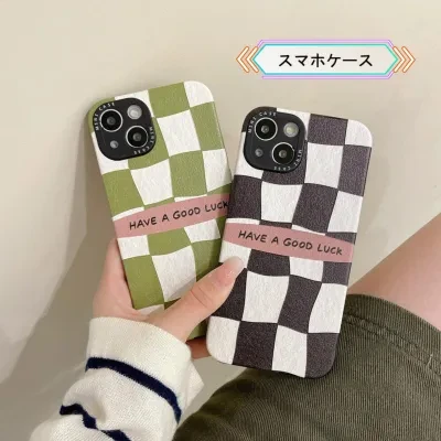 ワクワク広場 エレガントな雰囲気が溢れるスマホケース｜市松格子柄に深い英語メッセージを添える