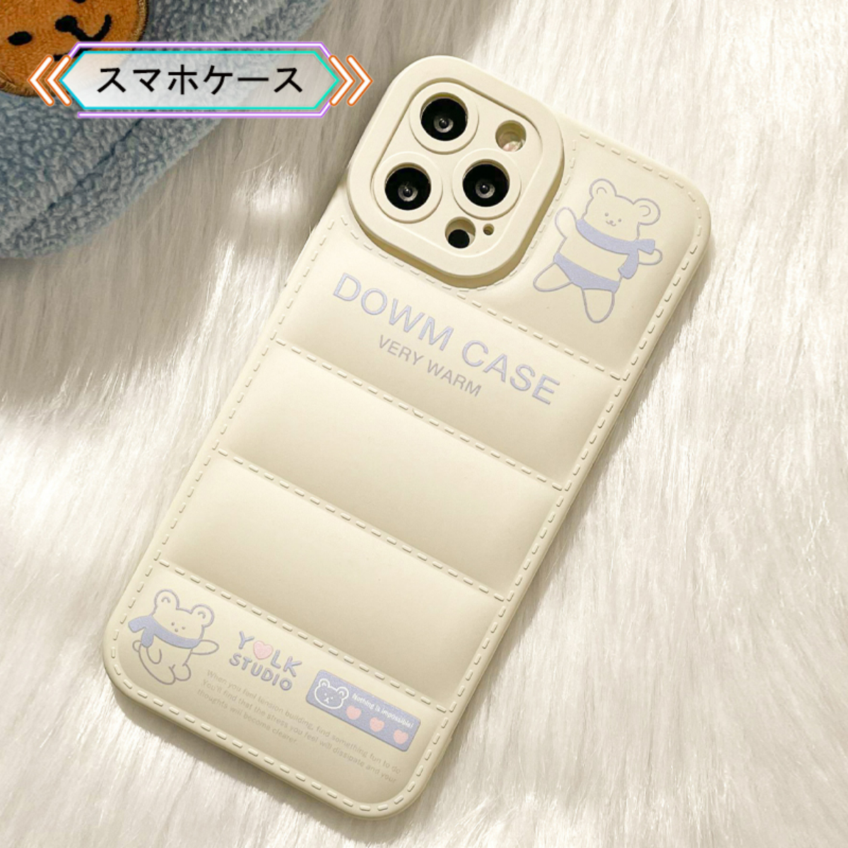 ダウンジャケット調のiPhoneケース｜白のダウンに薄いパープルのクマちゃんと英字で飾った模様はあっさりしている感じでかわいい