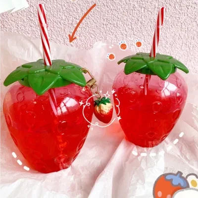 「インスタ映え」ストロー付きイチゴのボトル｜500ml超かわいい