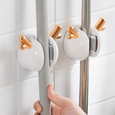 モップ掛けフック！壁に穴を開けずにトイレ用モップ収納！強力な粘着式クリップ付き！