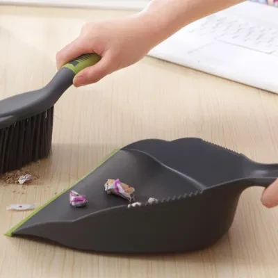テーブルホウキ| 使用後はほうきがチリトリにぴったり収納できるのでとっても便利