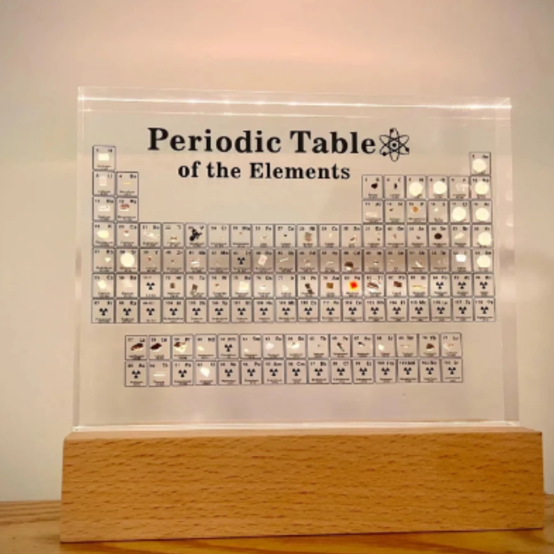 実物周期表｜透明感の高いアクリルガラス製で、放射性のある元素を除く、合計83種の元素の実物を埋め込んでいます。|undefined