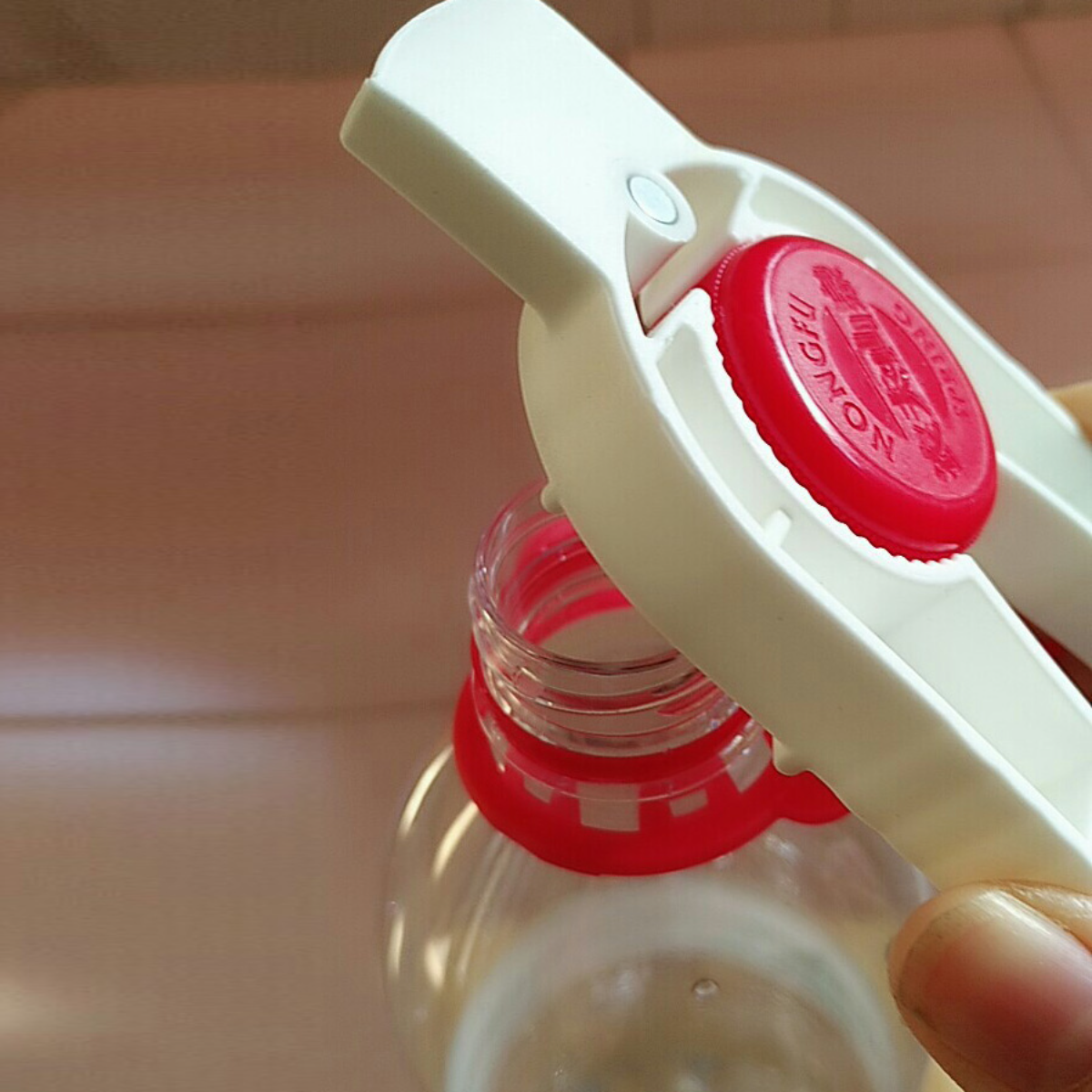 らくらくオープナー｜缶ジュースプルタブ用 ペットボトルキャップ用に対応  力の弱いお子様、お年寄りの方、リウマチの方、指先が不自由な方、爪を保護したい女性の方にも便利です|undefined
