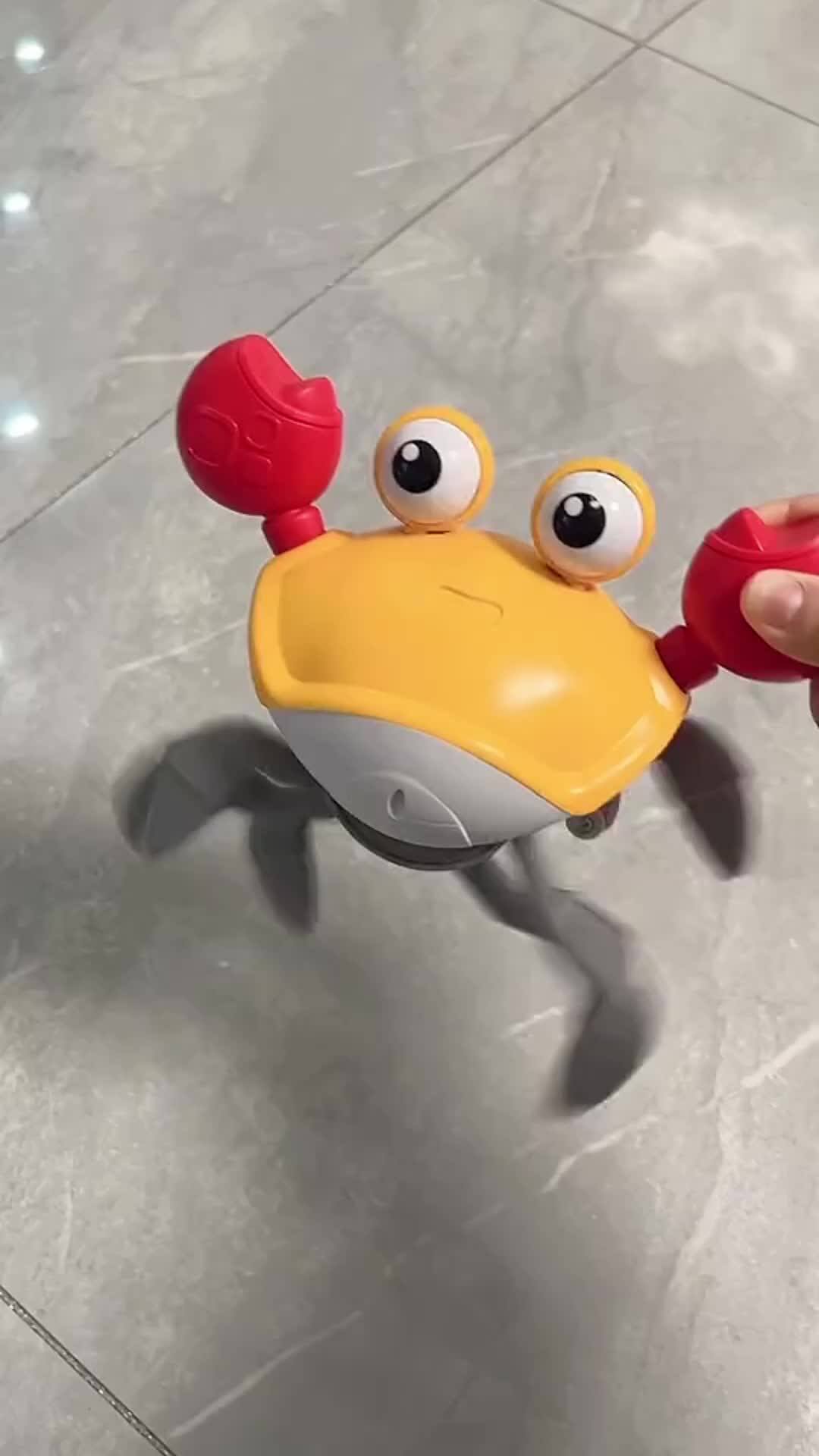 知育玩具・人気おもちゃ】逃げるかにさん 走るカニ｜自動的に