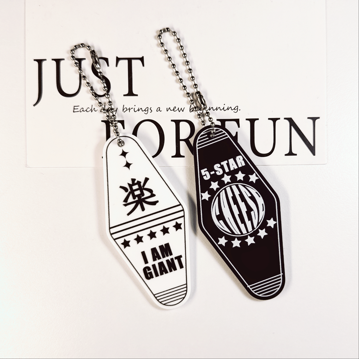 黑白モーテルキーホルダー｜色があるアクリル・耐久性・耐衝撃性