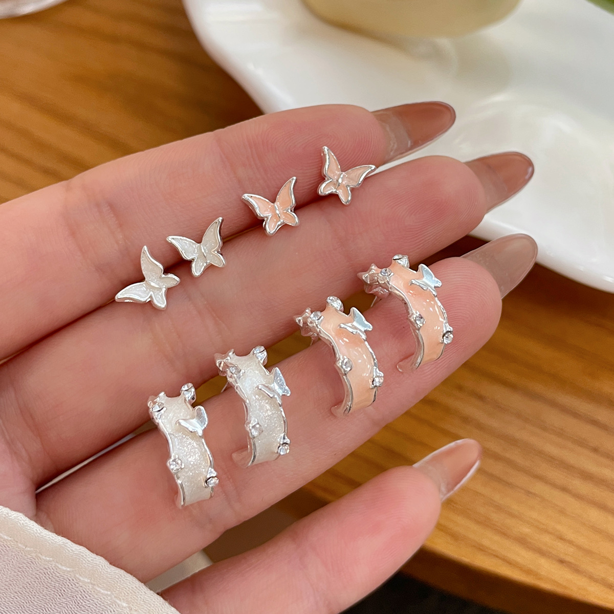 Cカーブピアス｜バタフライモチーフ・ドロップオイル・レディース・おしゃれ・甘め・万能|undefined