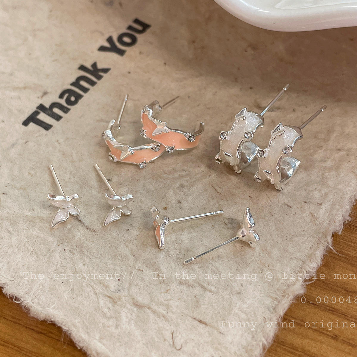 Cカーブピアス｜バタフライモチーフ・ドロップオイル・レディース・おしゃれ・甘め・万能|undefined