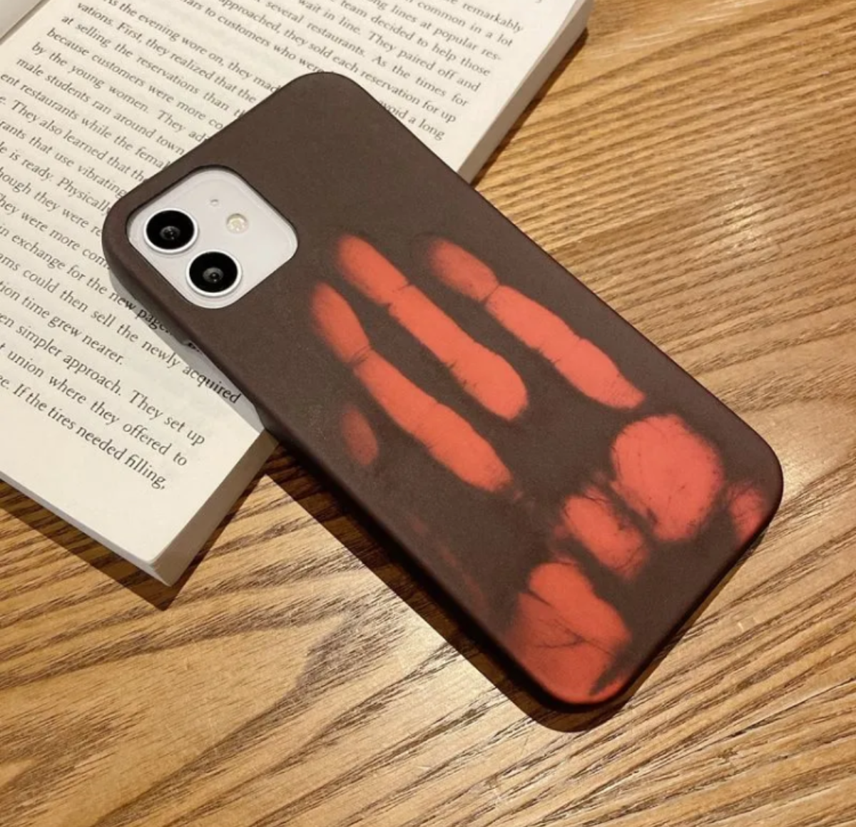 『トレンド』指で触ると指紋の形状が残る！？iPhoneスマホケース｜一見シンプルなデザインなのに、温度で色が変わる塗料加工でユニークになった！カッコよいおもちゃにも！