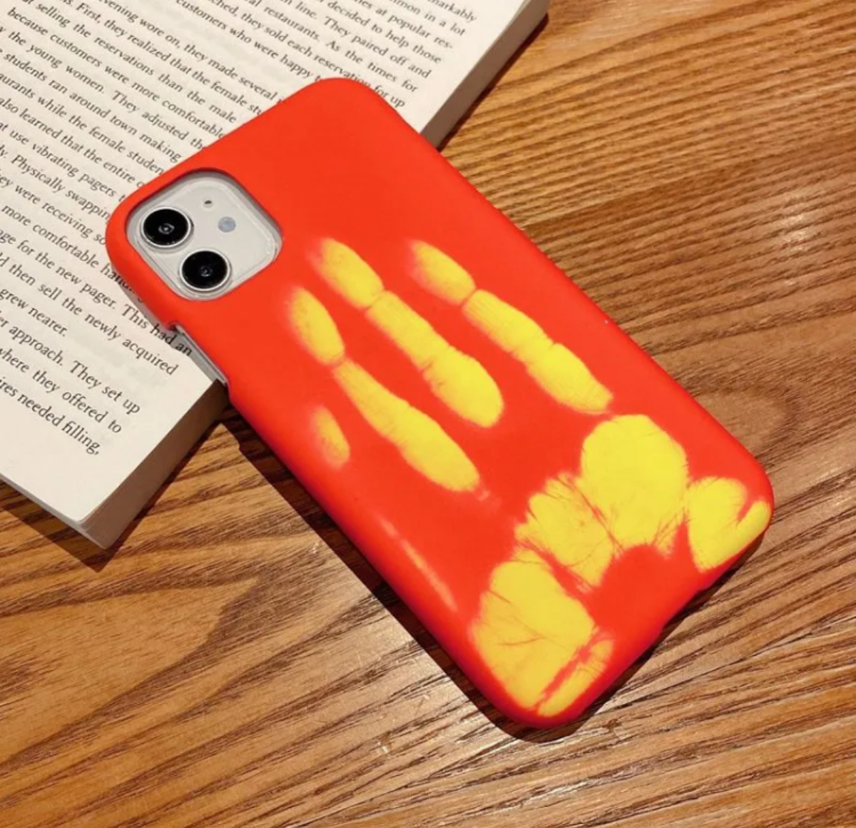 『トレンド』指で触ると指紋の形状が残る！？iPhoneスマホケース｜一見シンプルなデザインなのに、温度で色が変わる塗料加工でユニークになった！|undefined