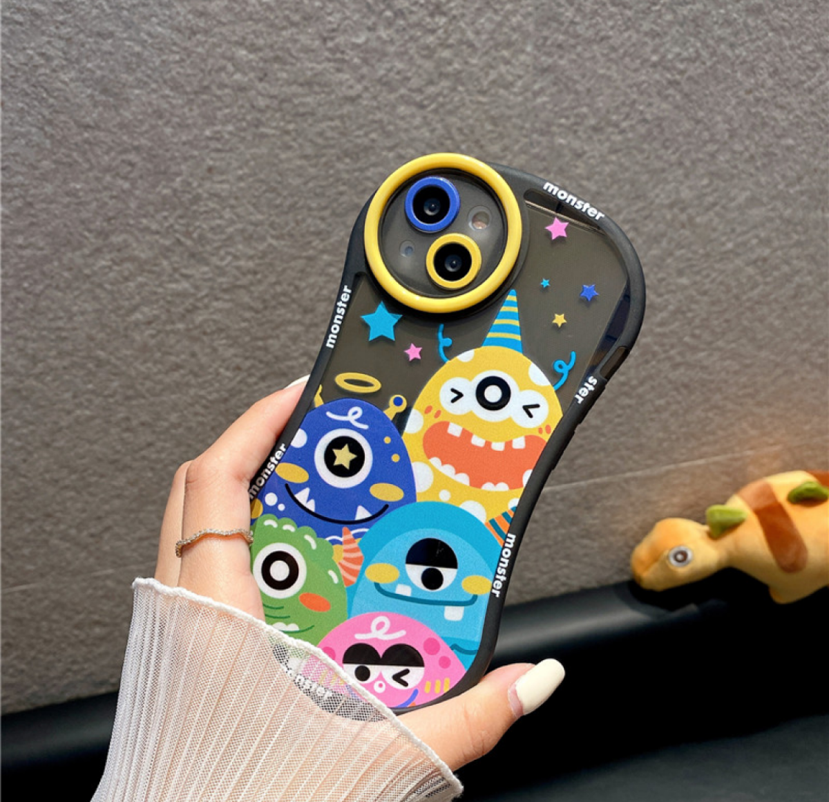 【くびれ】カラフルフモンスター達の半透明iPhoneスマホケース｜ラウンドデザインが特徴！可愛いモンスター達がぎやかに集まってる！|undefined