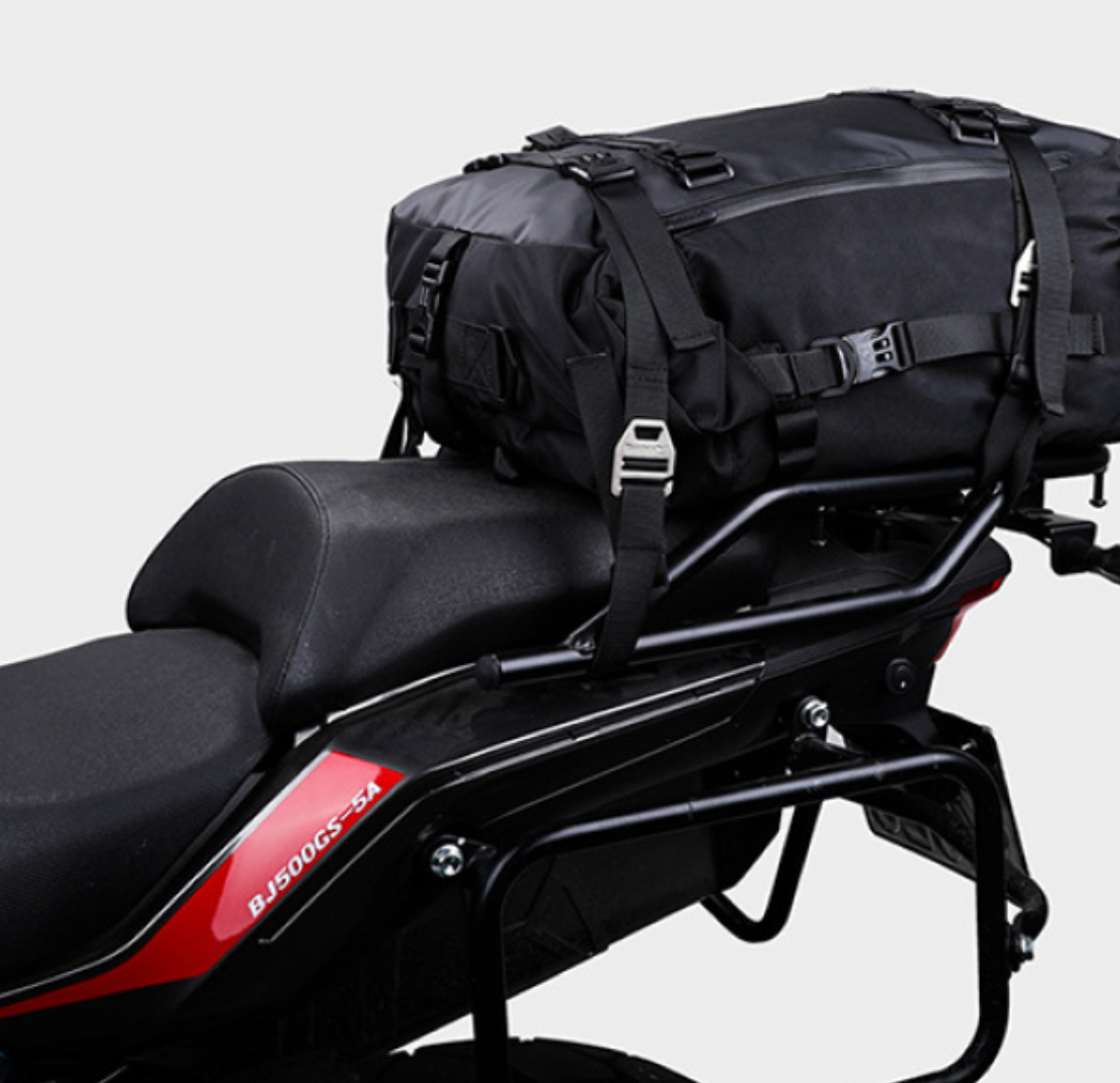 『車体とのバランスを考慮したサイズ設計』バイク用シートバッグ｜荷物を取り出しやすくするため、開口部を大きく設計・頑丈な材質で割れにくい