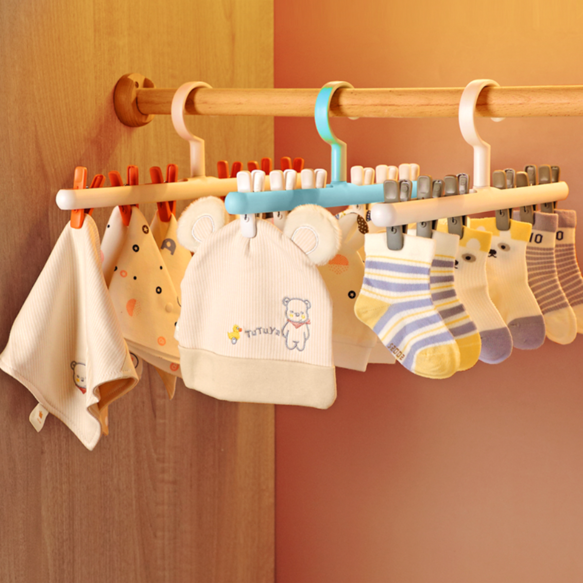 回転式ベビー用ピンチハンガー（４個セット）｜子供用の可愛いピンチで洗濯をもっと楽しく！赤ちゃん用の靴下やスタイなどを別々に干すのに最適なサイズ感も魅力。