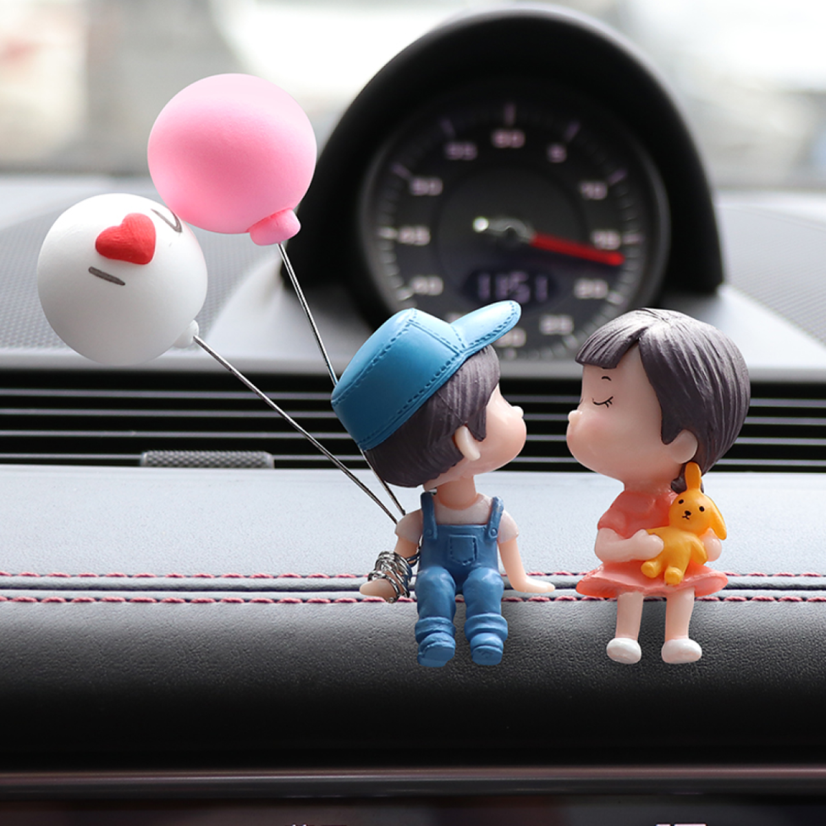 「熱愛し合っている若いカップル」可愛い車内飾り ｜両面テープ付き