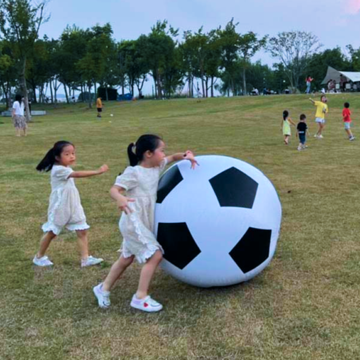 『親子で遊ぶ』サッカー形巨大風船80cm｜少し前に話題になった割れない風船！庭でもOK、もっと広い広場なんかで遊んだらかなり楽しい！