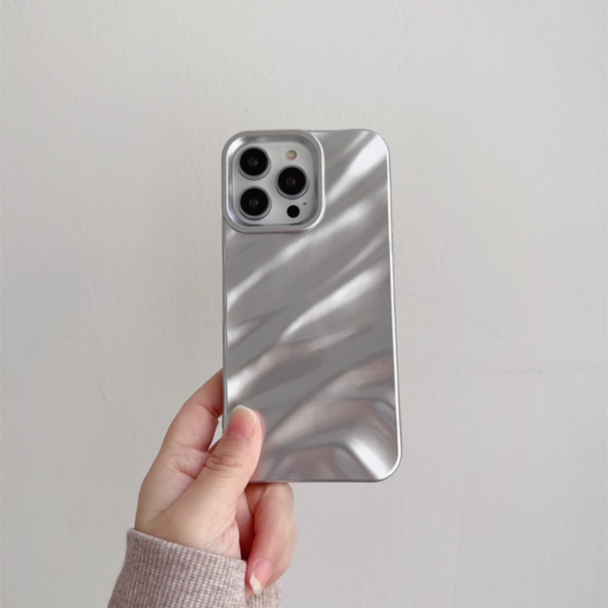 シルバーしわスマホケース｜不規則なしわは高級感がある|undefined