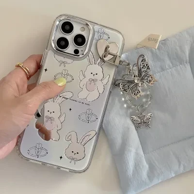 ワクワク広場 光沢感のある蝶のストラップ付きiPhoneケース丨アクセサリー感覚で持ち歩けておしゃれ！