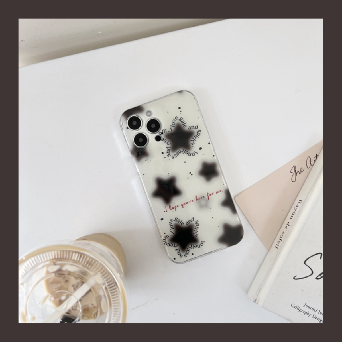 黒い星iPhoneケース｜英字が星を囲むデザインがユニークで上品|undefined