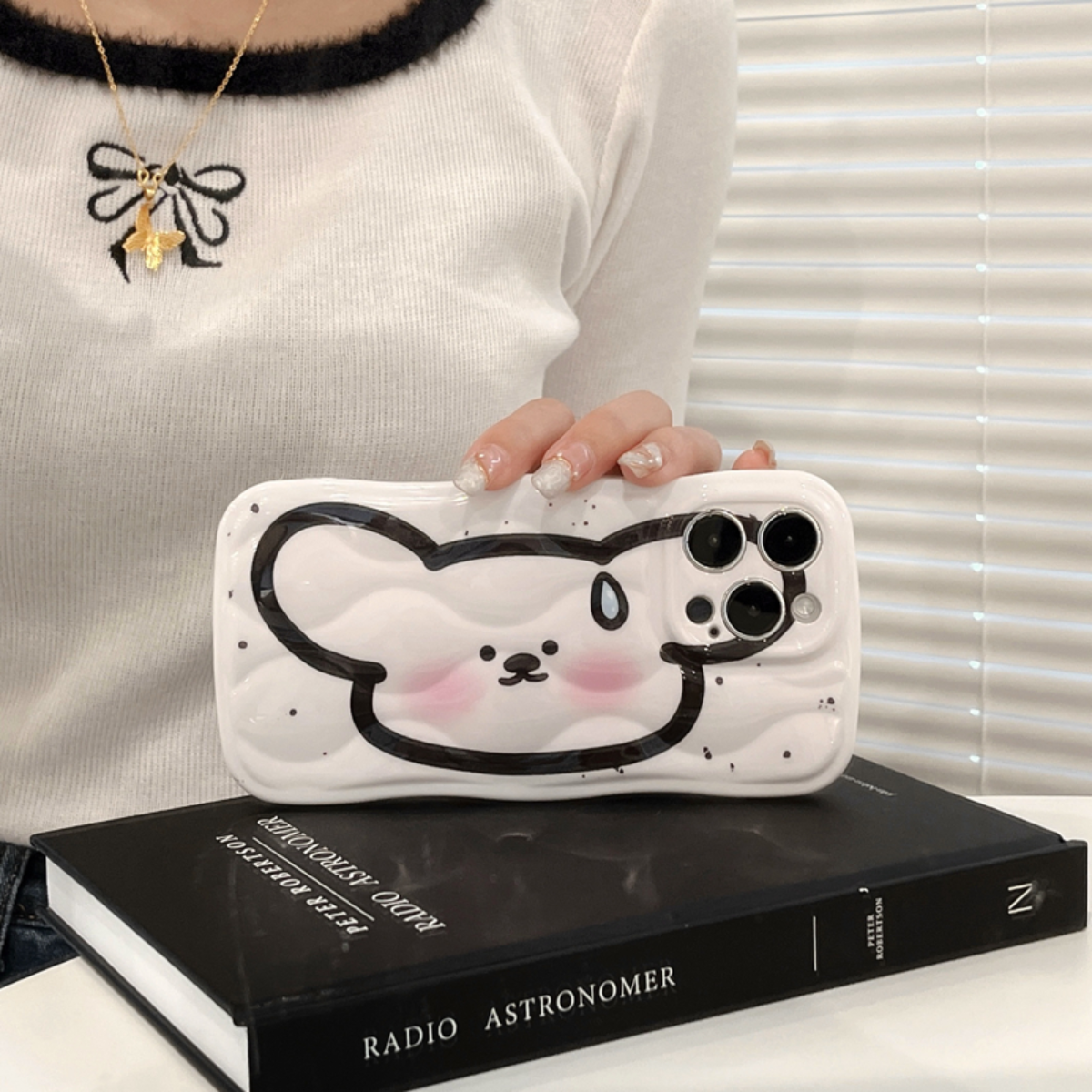 汗をかく熊iPhoneケース｜かわいい大きなくまがあり、ベールピンの色が乙女心が満ち溢れる|undefined